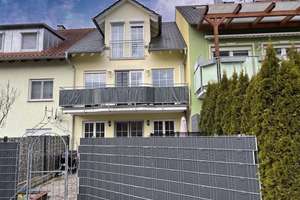 Großzügiges Reihenhaus mit 7 Zimmern, Carport und Stellplätzen in ruhiger Lage – Die vollständige Adresse der Immobilie erhältst du vom Anbieter., 97271 Kleinrinderfeld – Vorschaubild 2