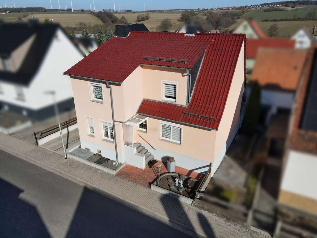 Immobilie in Vacha - Gepflegtes Einfamilienhaus mit Garten und Garage in Völkershausen - Bild 0
