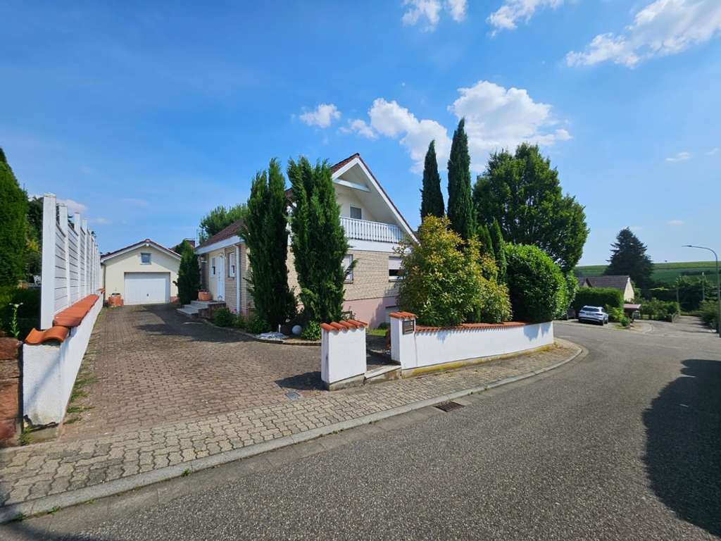 Immobilie in Insheim - Wunderschönes Einfamilienhaus - super Lage - große Garage - Garten mit sommerlicher Atmosphäre - Bild 1