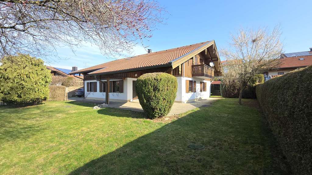 Immobilie in Nußdorf - Chiemgauer Landhaus Nahe des Chiemsees mit 900qm sonnigem Gartengrundstück – Doppelgarage - Bild 0