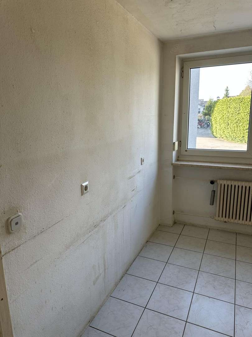Große leerstehende und unrenovierte Wohnung im Erdgeschoss, München Kreis – Bild 2