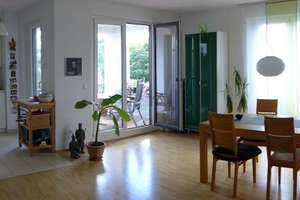 Lichtdurchflutete, ruhige 3 Zi-Wohnung mit Parkblick von privat, EBK, Loggia, Balkon, Gäste-WC