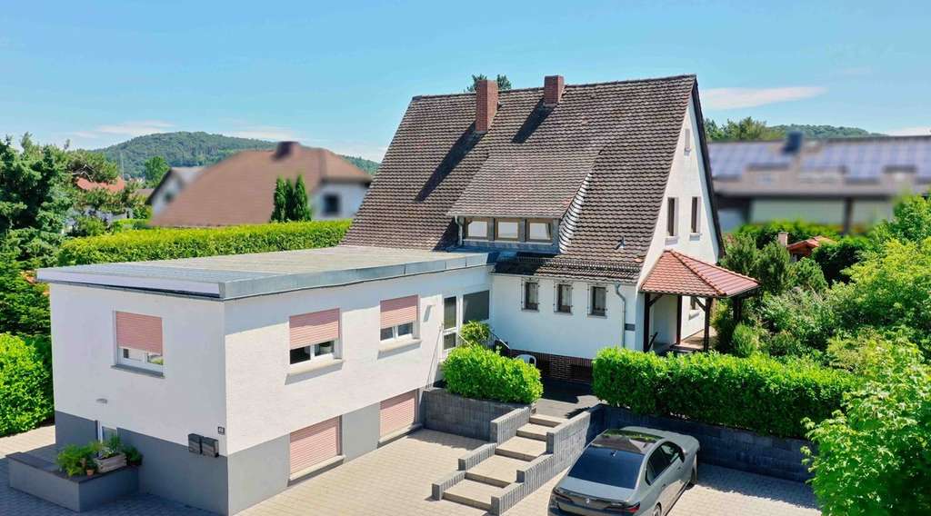 Immobilie in Hasselroth - Großzügiges 2-Familienhaus mit schönem Garten in ruhiger Lage von Niedermittlau - Bild 0