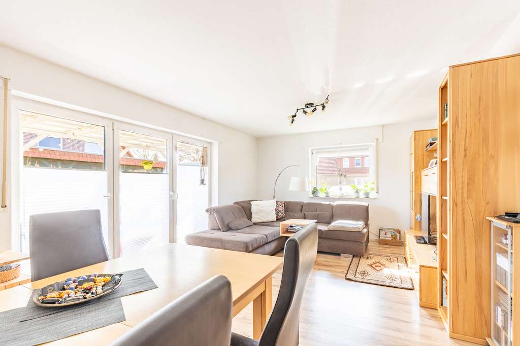 Immobilie in Wagenfeld - Gepflegtes Zweifamilienhaus mit Südterrasse, Balkon und vermieteter Einheit - Bild 2