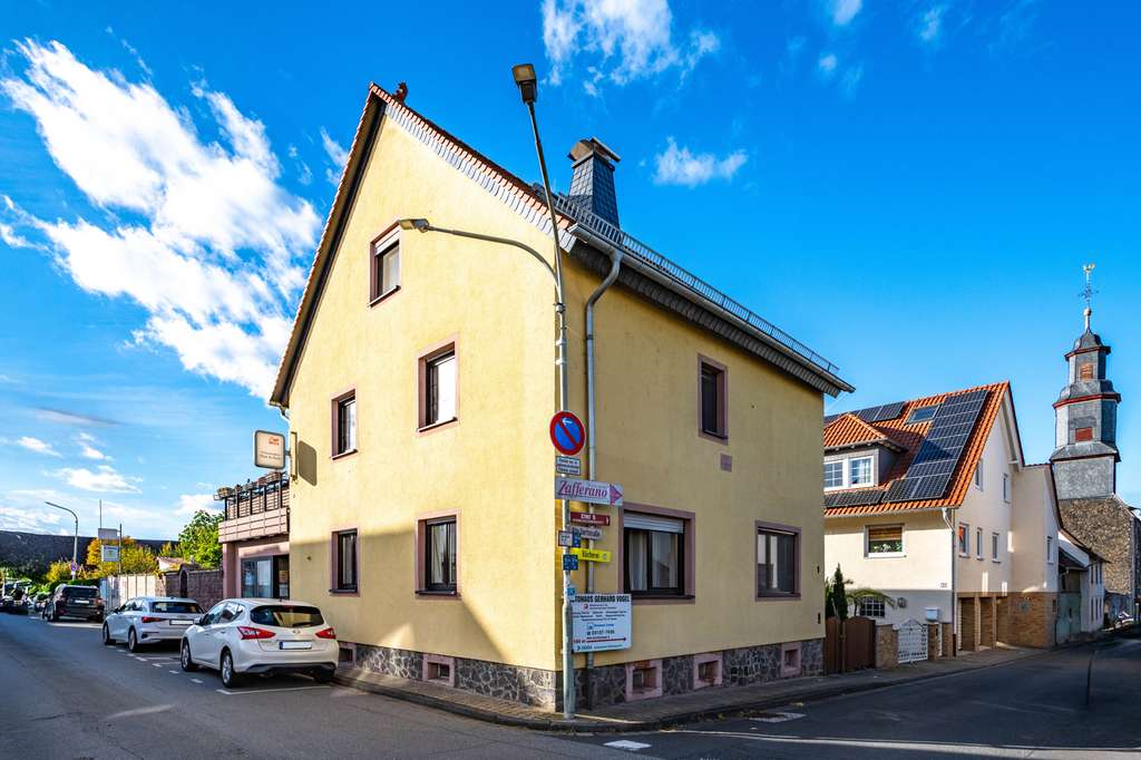 Immobilie in Schöneck - Schöneck-Oberdorfelden: Charmantes Einfamilienhaus mit flexibel gestaltbarer Laden- / Bürofläche - Bild 0