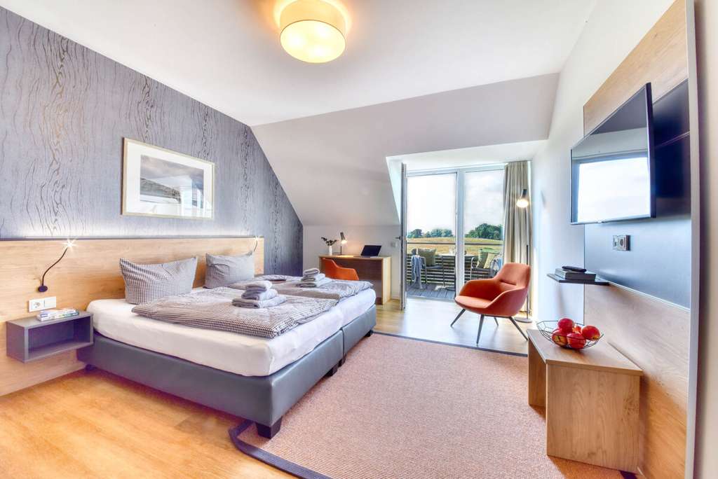 Immobilie in Putbus - Gemütliches Ferienapartment - ruhige Umgebung im energieeffizienten Reetdachhaus in Putbus-Wreechen - Bild 1