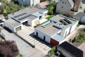 Moderne Bungalowanlage mit Einliegerwohnung, Wellnessbereich und Gartenidylle – Die vollständige Adresse der Immobilie erhältst du vom Anbieter., 91564 Neuendettelsau – Vorschaubild 3