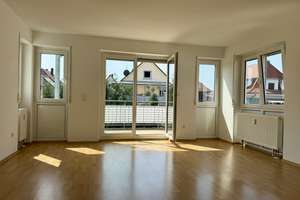 Stadtnah und ruhig: Gut geschnittene 3-Zimmer-Wohnung mit Balkon, Gäste-WC und 2 Carport-Stellplätze