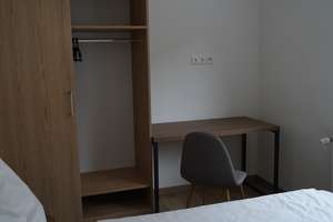 Einzelzimmer-Apartment möbliert im 1. Obergeschoss mittig links