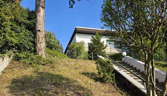 Bild von Großzügiges Einfamilienhaus mit grandiosem Ausblick und sehr großem Garten