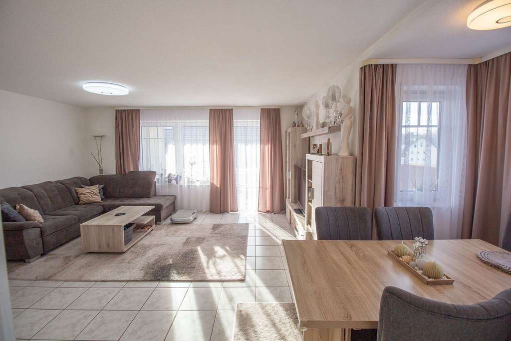 Immobilie in Pfullendorf - Komfortable Eigentumswohnung mit durchdachtem Grundriss und zwei Balkonen - Bild 3