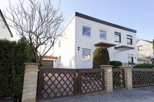 Ruhig gelegen in Lichtenrade: Gepflegte Doppelhaushälfte mit Garage, Keller und großem Grundstück – Die vollständige Adresse der Immobilie erhältst du vom Anbieter., 12307 Lichtenrade, Berlin – Vorschaubild 2