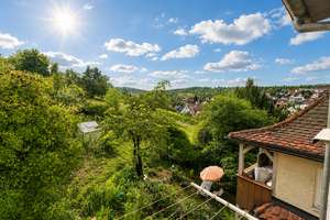 Charmantes Wohnen im Zweifamilienhaus mit Veranda und Blick ins Grüne im beliebten Uhlbach