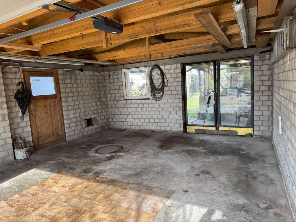 Immobilie in Garbsen - Haus mit 2 Wohnungen, 160 qm Wohnfläche, angebautes Geschäftshaus 120 qm, Garten in Garbsen - Bild 1