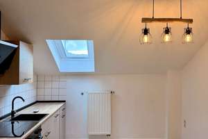 Lichtdurchflutete 2-Zimmer-DG-Wohnung in Poppelsdorf – renoviert & mit EBK – Sebastianstraße 17, 53115 Poppelsdorf, Bonn – Vorschaubild 3