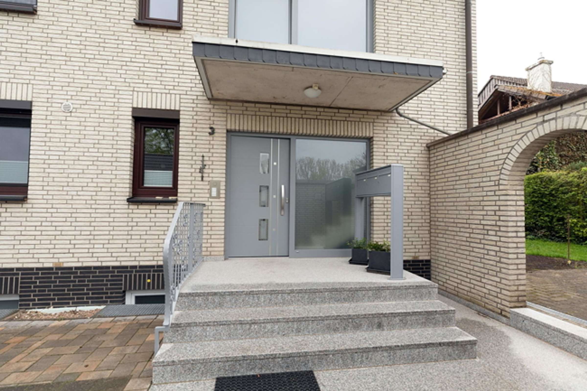Attraktive 5-Zimmer-Wohnung mit herrlichem Ausblick und Wintergarten in naturnaher Ortsrandlage