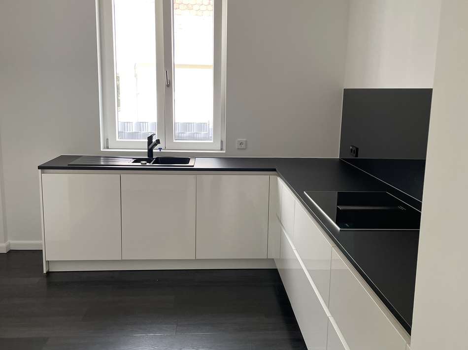 Küchenzeile mit Herd und Spüle