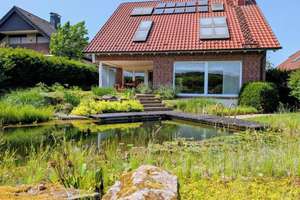 Architektenhaus mit Naturschwimmteich und hochwertiger Einliegerwohnung 