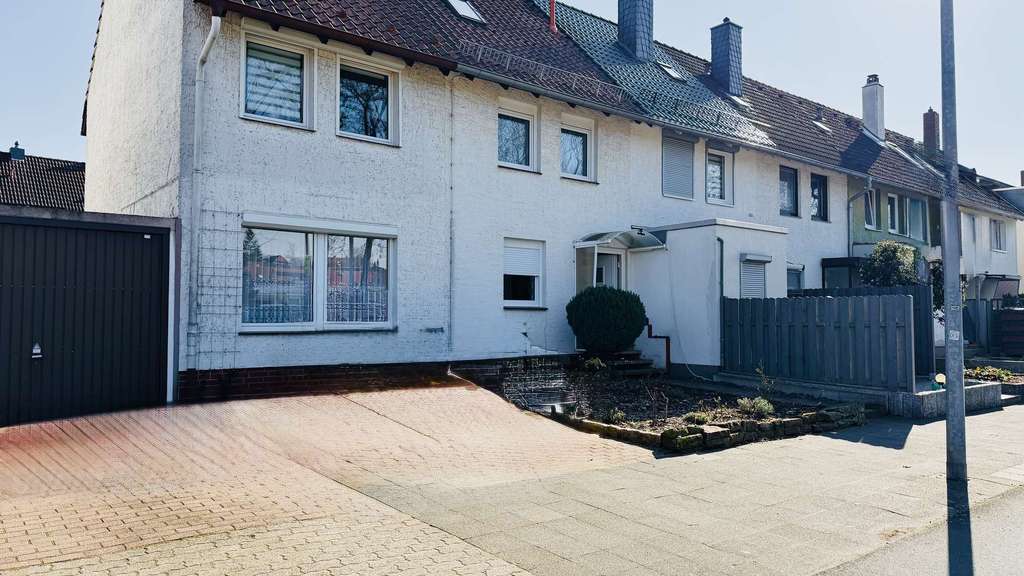 Immobilie in Sarstedt - Reihenendhaus mit Anbau, Garten und Garage - Bild 0