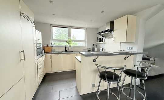 Herrliche Dachgeschosswohnung mit 3 Zimmern u. großer Loggia