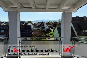 Wohnen wie im Einfamilienhaus - mit 2  Terrassen, Weitblick  und 2 hochwertigen Garagen – Breisgau-Hochschwarzwald (Kreis) – Vorschaubild 1