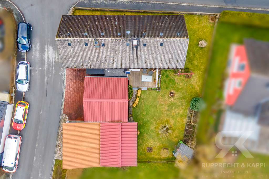 Immobilie in Püchersreuth - Mit Charme und Wohngefühl: Kleines und renoviertes Einfamilienhaus mit Garage und Carport bei NEW - Bild 3