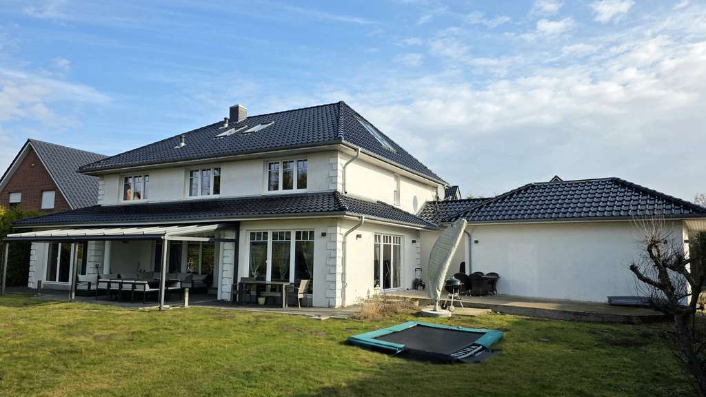 Immobilie in Stapelfeld - Exklusives Einfamilienhaus mit über 300 m² Wohnfläche - Bild 1