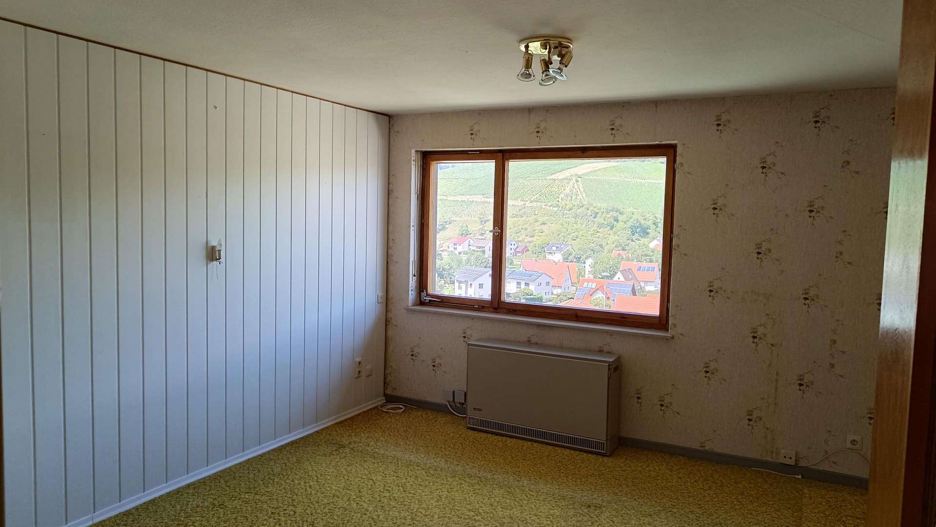 Immobilie in Retzstadt - Einfamilienhaus in ruhiger Lage, mit traumhaftem Ausblick und viel Entwicklungspotenzial - Bild 1
