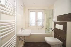 + WG-geeignete Wohnung in Bernsdorf + Gemütliche 3 Raum-Whg. mit Einbauküche, Balkon & Tageslichtbad – Fabriciusstraße 10, 9126 Bernsdorf, Chemnitz – Vorschaubild 10