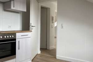 *** Frisch renovierte 2-Zimmer-Dachgeschosswohnung mit einer EBK - günstig & zentral *** – Sattlerstr 4, 42105 Elberfeld, Wuppertal – Vorschaubild 2