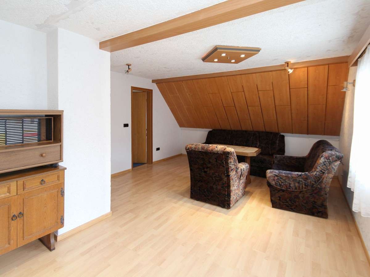 Immobilie in Kaltennordheim - Viel Platz auf dem Land: Wohnhaus mit großem Grundstück und sieben Garagen in Fischbach - Bild 1