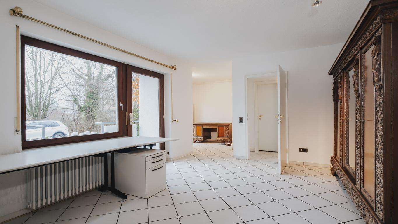 Immobilie in Breisach am Rhein - Vielseitig nutzbares Einfamilienhaus mit Büroeinheit und Einliegerwohnung in Breisach-Hochstetten - Bild 3