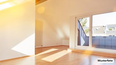 2-Zimmer-Wohnung nebst Loggia und 3 Stellplätzen