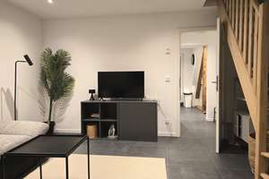 **Charmante, voll möblierte und frisch kernsanierte 2-Zimmer-Wohnung mit Spitzboden und Balkon**