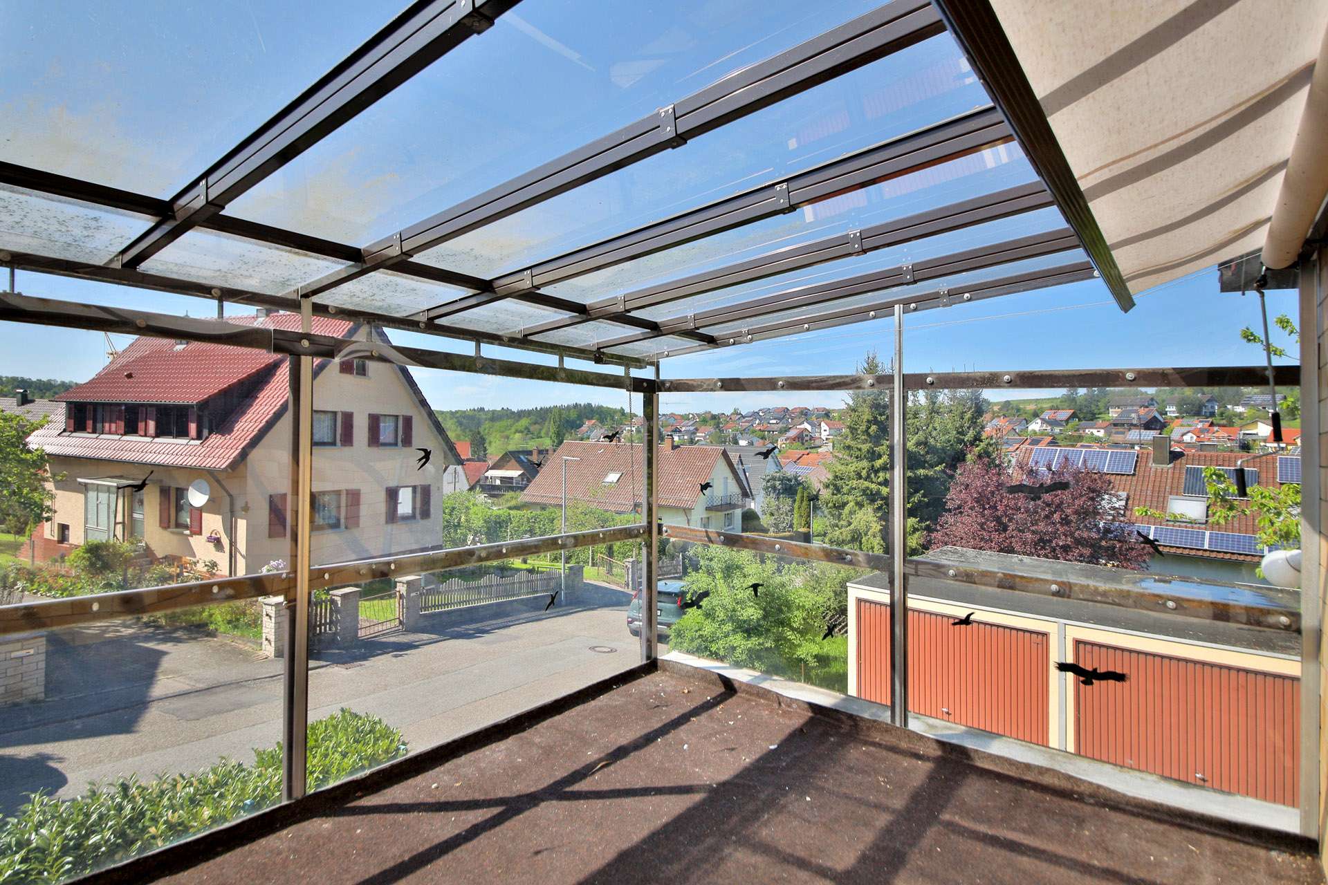 Immobilie in Birkenfeld - Gestaltungschance: 2-Familienhaus in Gräfenhausen mit Wintergarten, Garagen und großem Grundstück - Bild 2