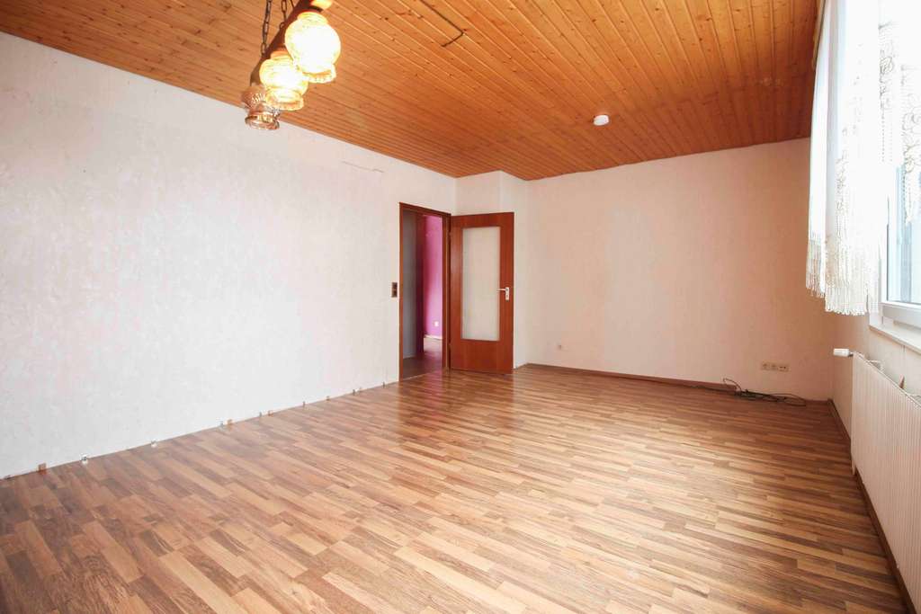 Immobilie in Grävenwiesbach - Gestalten Sie Ihr Zuhause: Einfamilienhaus mit weitläufigem Garten in Grävenwiesbach-Heinzenberg  - Bild 2