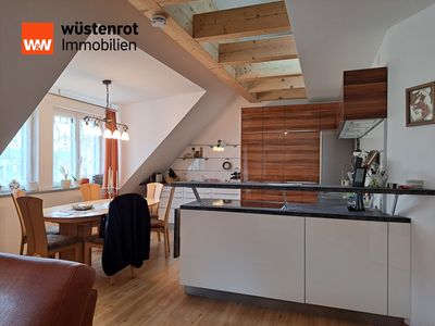 Moderne, helle DG-Wohnung mit Balkon und Aufzug in absolut zentraler Lage