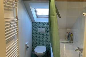 Möbliertes Dachgeschoss-Apartment in Karlsruhe — All-inclusive, Klima & Internet, ideal für Pendler – Anebosweg 14, 76187 Nordweststadt, Karlsruhe – Vorschaubild 3