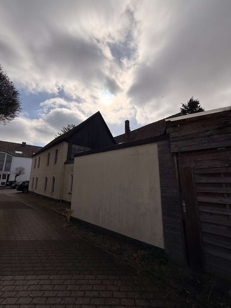 Immobilie in Bielefeld - Mehrfamilienhaus mit Zusatzchance: 4 Wohnungen vermietet + Lagerhalle - Ausbaureserve - Bild 2