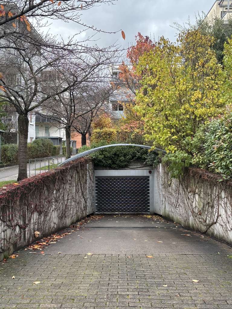 Freier Tiefgaragenstellplatz (Duplex unten) in gepflegter Wohnanlage in Freiburg-Oberau