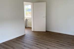 freundliche und renovierte Wohnung für eine Person incl. neuer Küche, verkehrsgünstige Lage