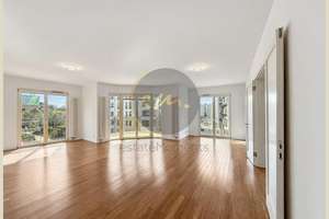 Zentral, großzügig und modern: Etagenwohnung mit Aufzugsanbindung und Tiefgaragenstellplatz