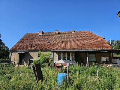 Anwesen mit sanierungsfähigem Charme auf 8.500‑m²‑Grundstück mit Bachlauf und Obstgarten