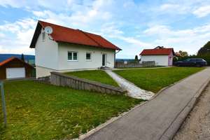 Viel Platz für die ganze Familie: Großes Einfamilienhaus  mit Garten und 3 Garagen – Die vollständige Adresse der Immobilie erhältst du vom Anbieter., 89584 Ehingen (Donau) – Vorschaubild 1