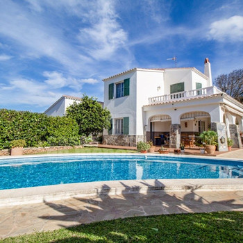Landhaus mit Pool in Trebalúger