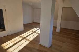 Wunderschöne 3-Zimmer Dachgeschosswohnung nahe Theodor-Heuss-Platz, 135 m², mit Einbauküche – Klaus-Groth-Straße 3, 14050 Westend, Berlin – Vorschaubild 4