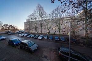 Etwas renovierungsbedürftige Dreizimmerwohnung mit saniertem Duschbad