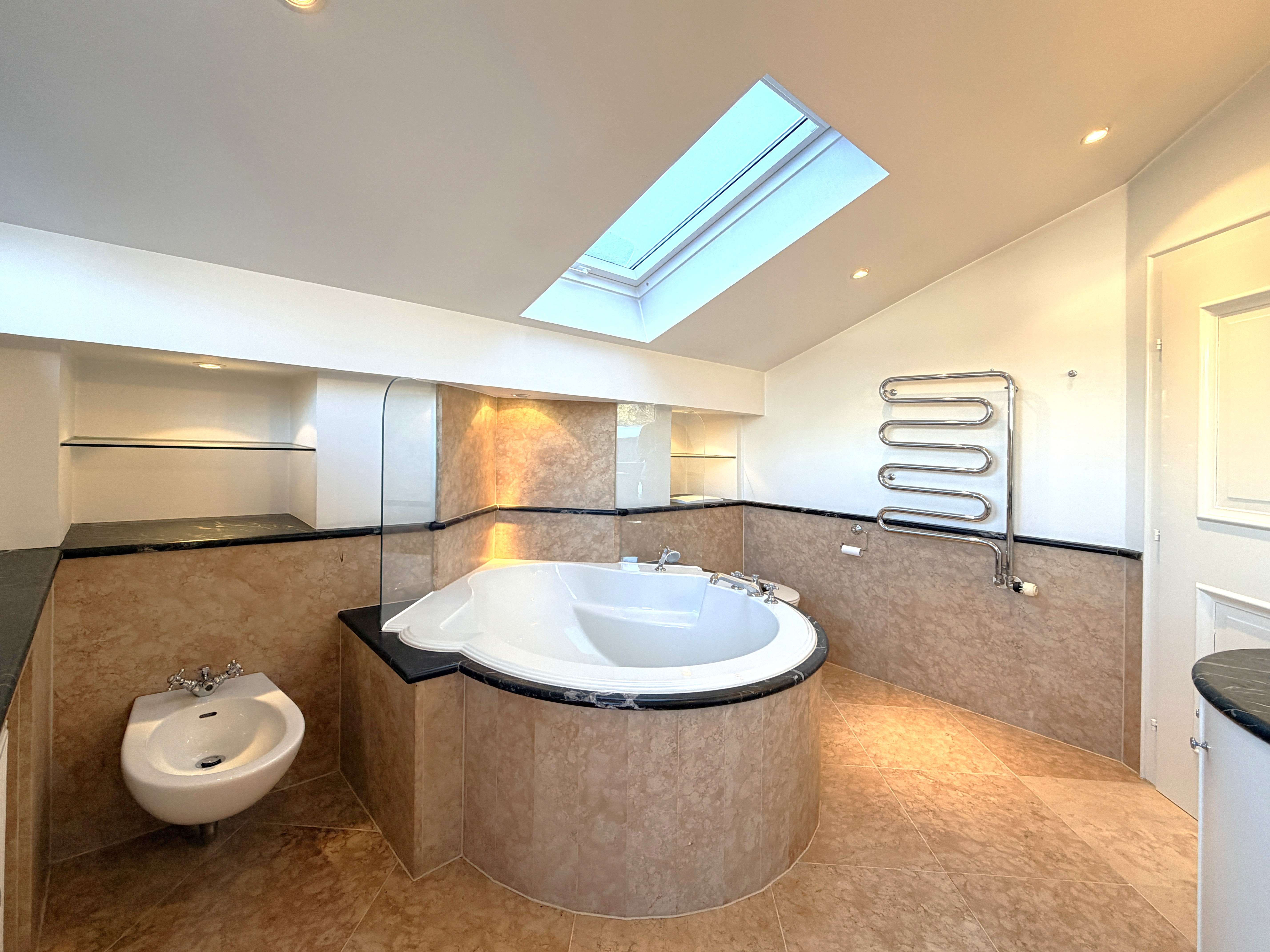 Immobilie in Garmisch-Partenkirchen - Geräumige Wohnung mit viel Privatsphäre - flexibel nutzbar! - Bild 2