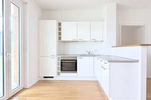 Moderne Erdgesosswohnung mit offener Markenküche und großzügiger Terrasse