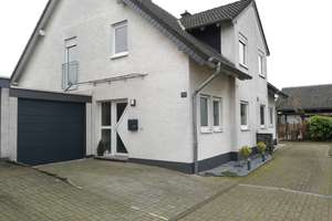 Sanierte Doppelhaushälfte in zweiter Reihe mit 5 Zimmern, Küche, Wallbox, Klimaanlage | ~170m²